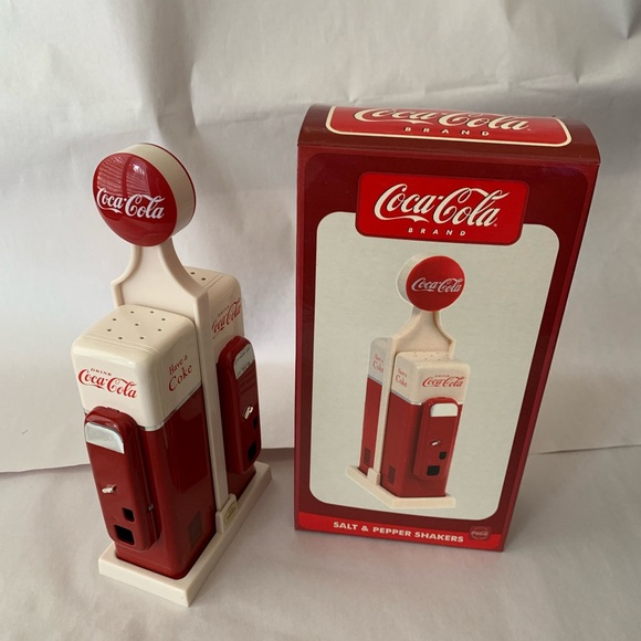 Vintage Coca Cola vending machine salt and pepper shakers with base - Picture 3 of 4